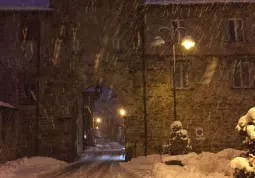 Piazza Santa Maria ieri sera sotto l'eccezionale nevicata